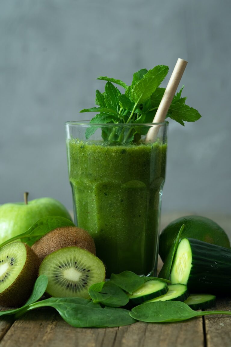 With only 4 ingredients, this recipe for a delicious and fit smoothie is easy to make